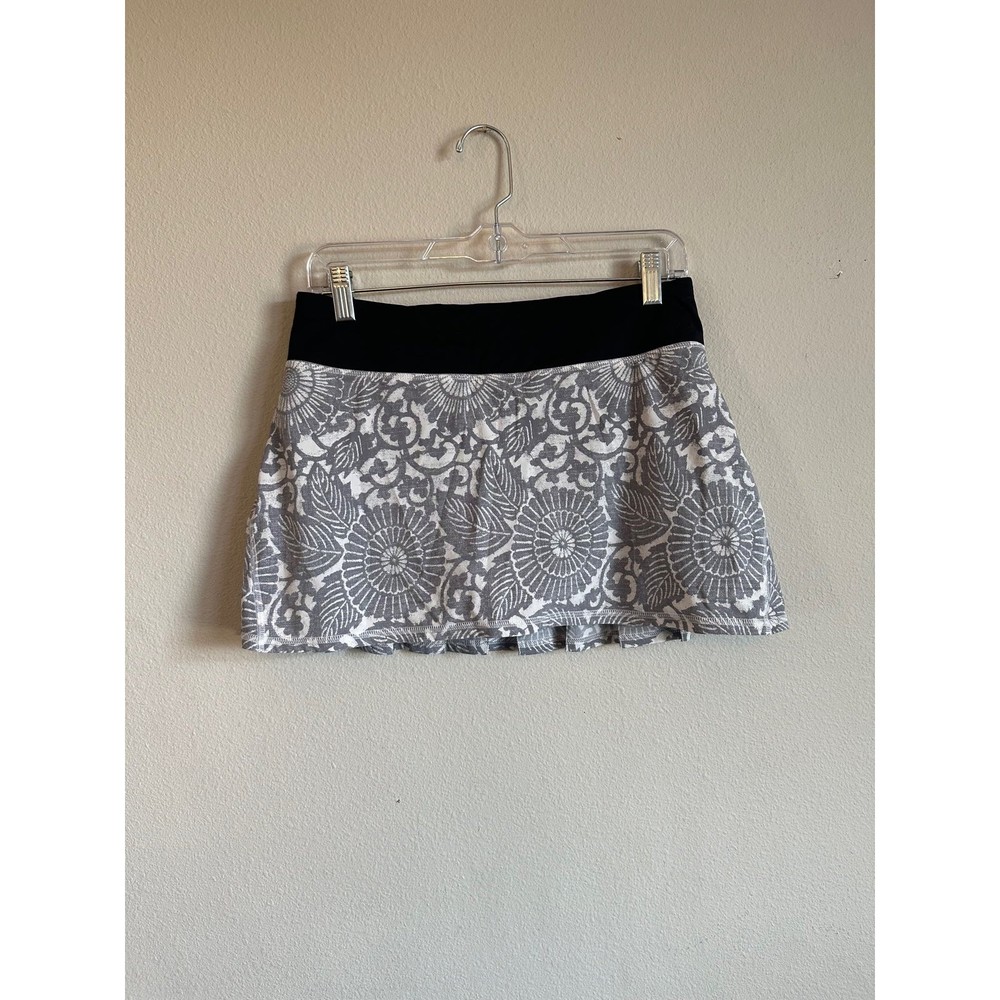 Pace Setter Skirt Beachy Floral fossil white size 6. Tag has been removed.